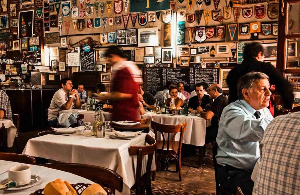 Salón de un típico bodegón de Buenos Aires.