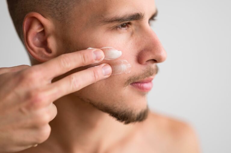 Hombre haciendo su rutina de skincare.