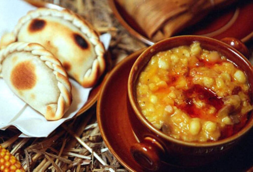 Locro y empanadas.